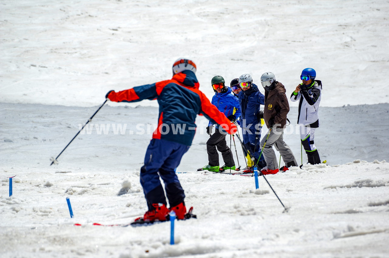 札幌国際スキー場 Mt.石井スポーツ ISHII SKI ACADEMY 校長・斉藤人之さんによる『斉藤塾』開講。本日のテーマは、「春雪！コブからスキーのたわみを楽しむ！！」(^^)v